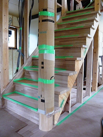 階段と丸太柱